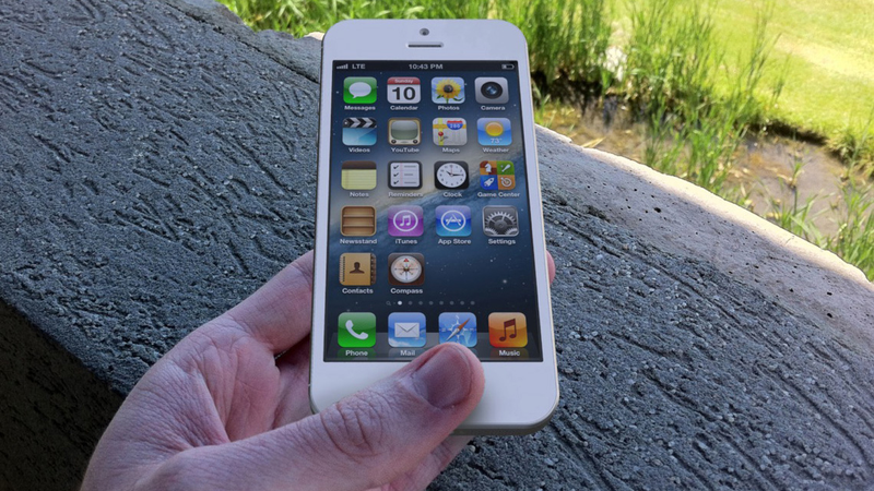 Illustration for article titled This Is How the iPhone 5 Might Look in Your Hand